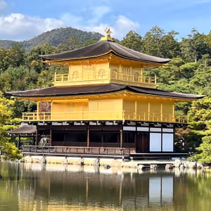 Bâtiment traditionnel japonais au bord de l'eau