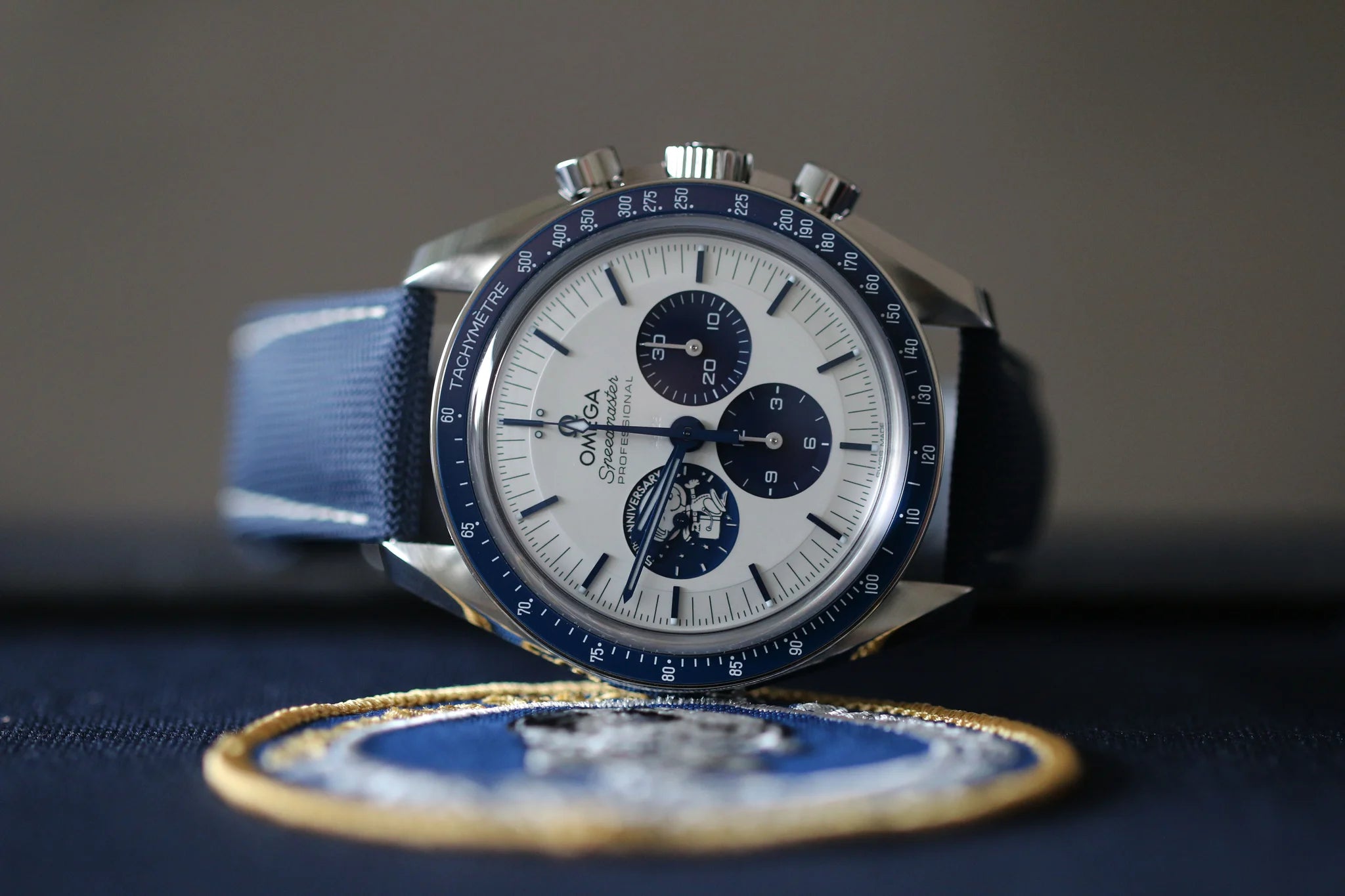 Omega Speedmaster Professional Moonwatch Silver Snoopy Award Komplettset 2025