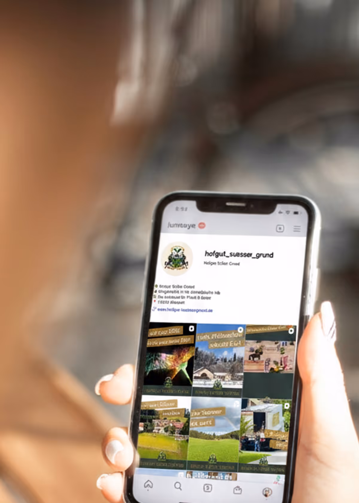 EIn von Studio S gepflegtes Social Media Account auf einem Handy