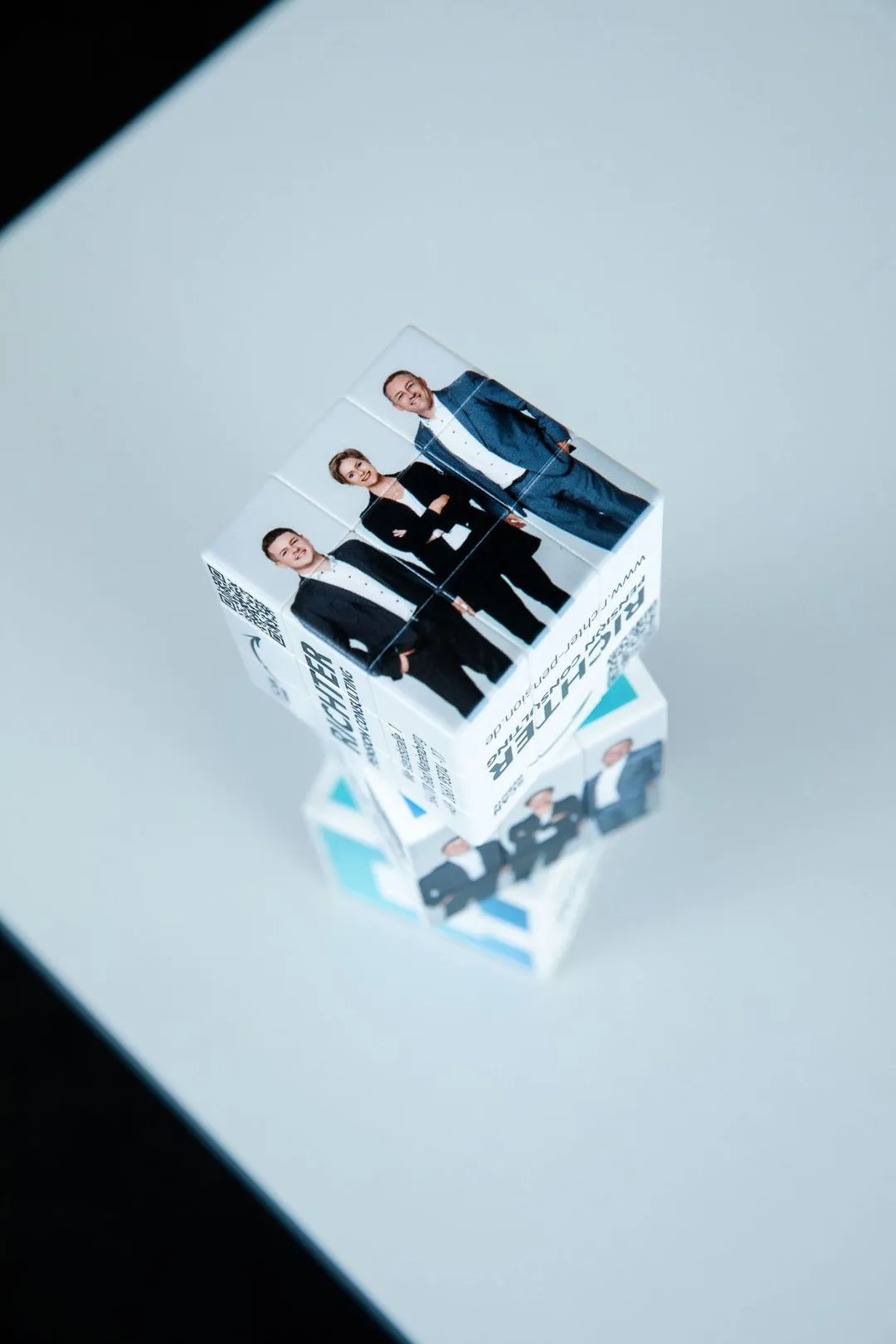 Draufsicht auf einen Tisch, welcher 3 Würfel aufeinander gestapelt hat.