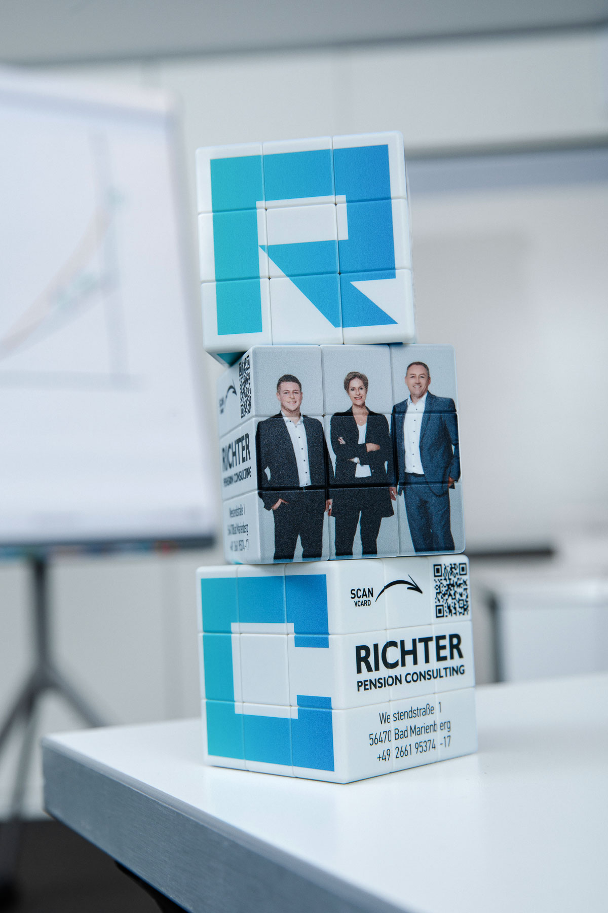 Drei Würfel aufeinender gestapelt. Die Würfel sind im RPC Look