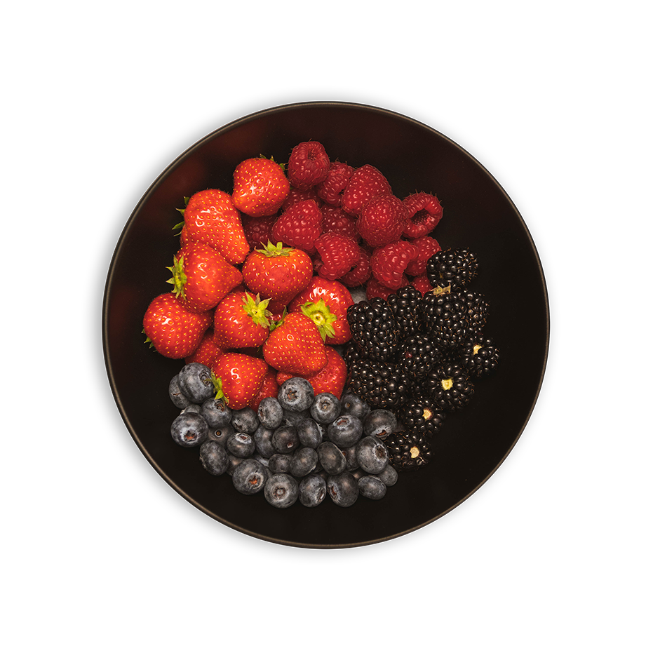Schwarze Schale mit frischen Erdbeeren, Himbeeren, Brombeeren und Blaubeeren.