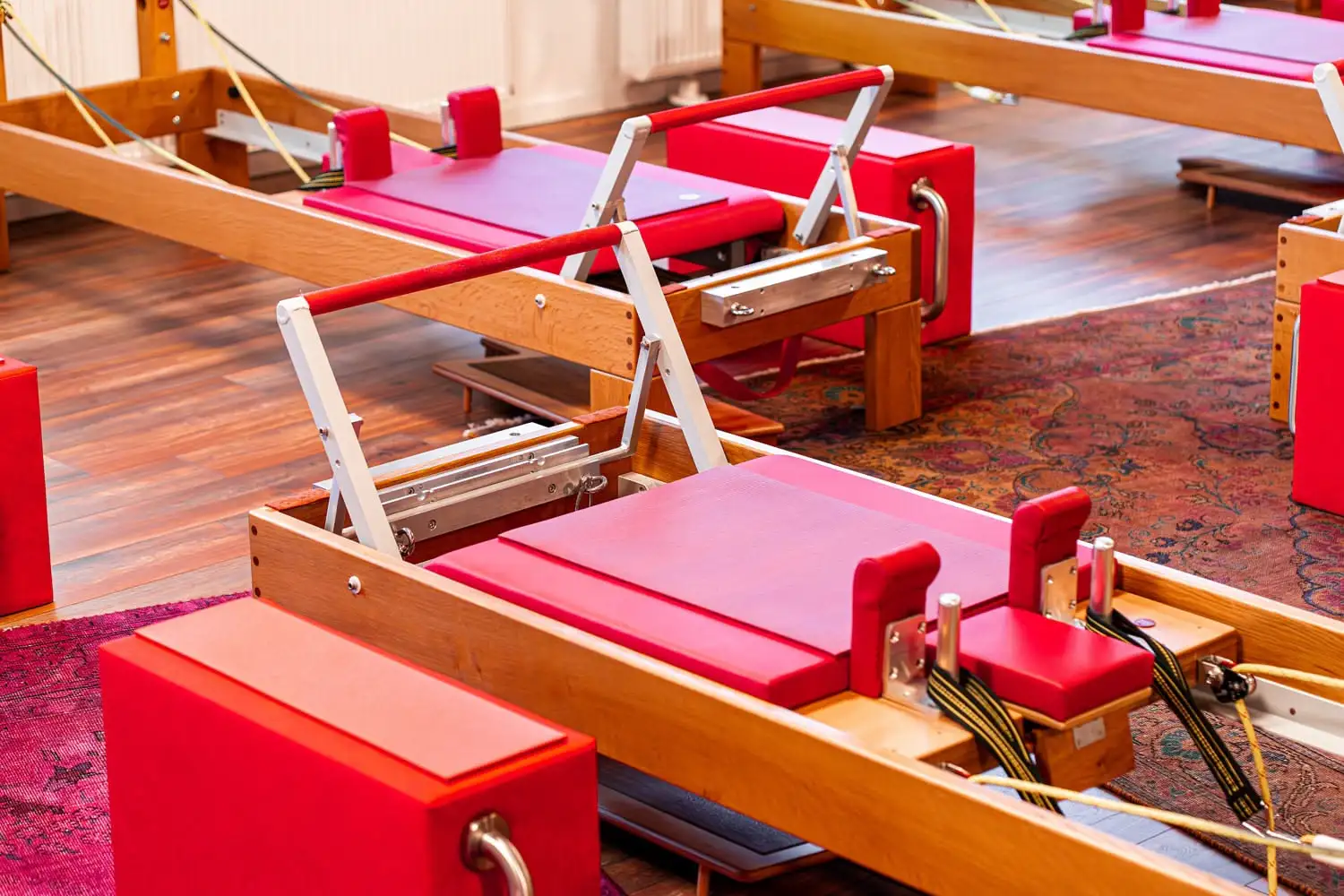 Pilates Reformer mit roten Polstern in einem Pilates Studio Hannover