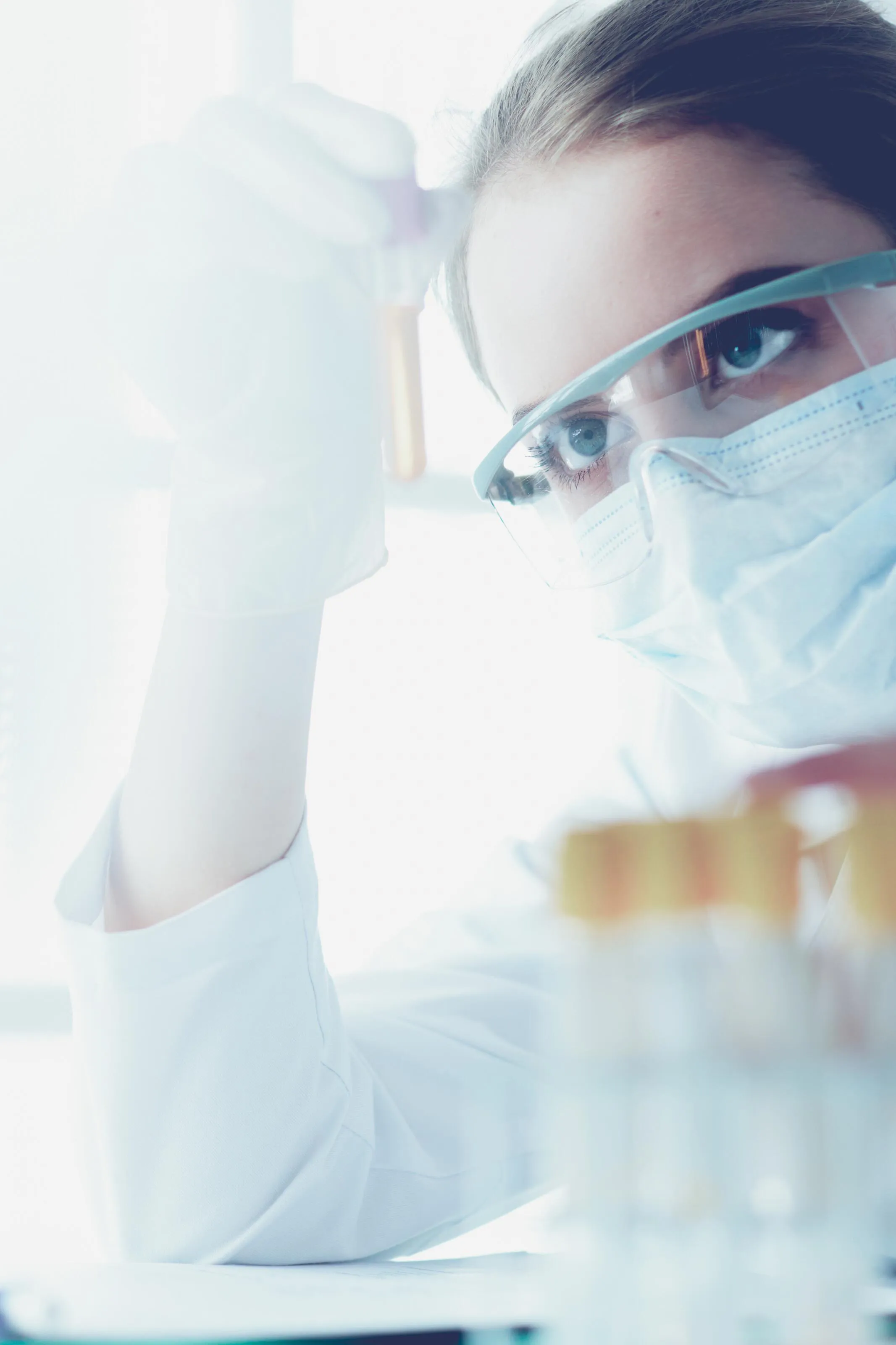 HPLC-instrument och analysutrustning i modern labbmiljö.