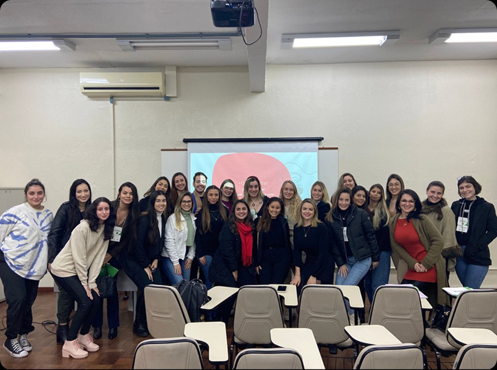 Turma do curso de estética facial com Dra. Geane Bayer