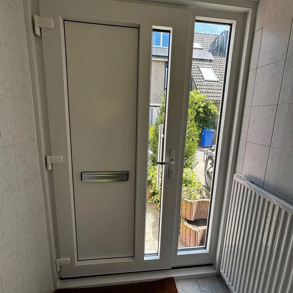 Witte kunststof achterdeur met mailgleuf en smalle zijlichten in een betegelde hal