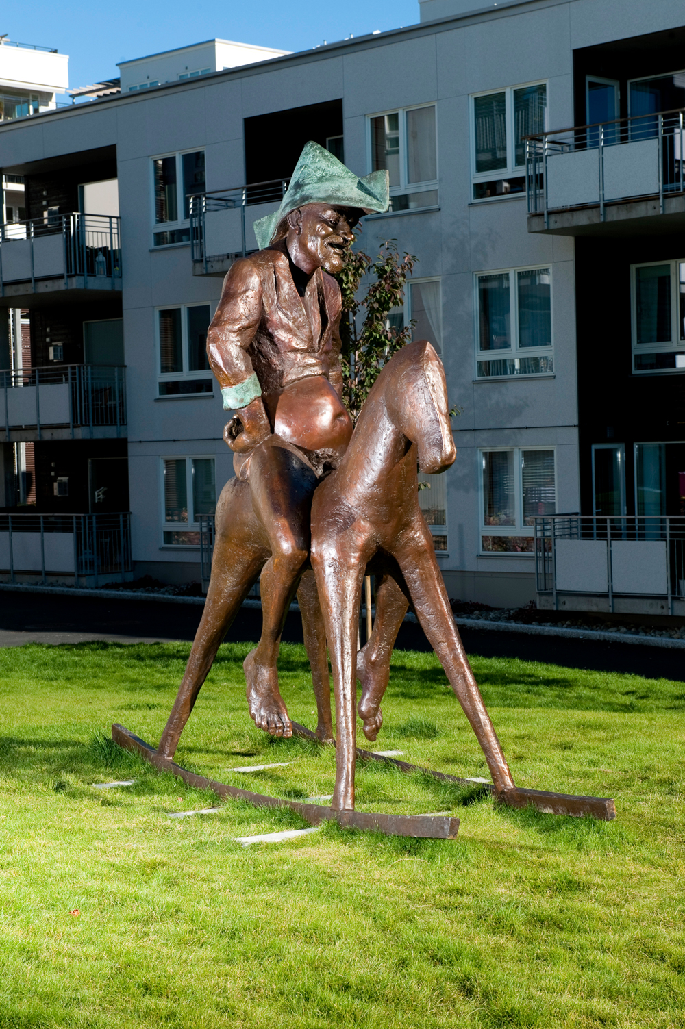 Peer på keiserens hest iført keiserens klær