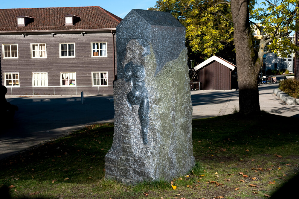 Solvejg ved nybyggerhytten