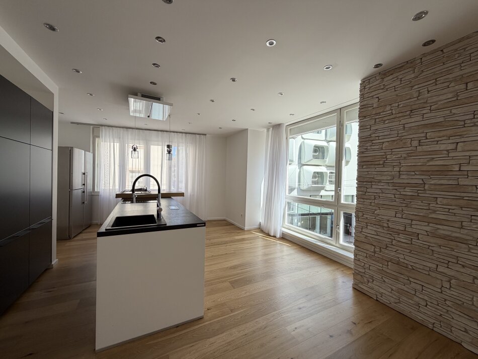 Graz-Innere Stadt: Exklusive 3-Zimmer-Wohnung mit luxuriöser Ausstattung, moderner Kücheninsel & einzigartigem Blick auf das ARGOS-Gebäude