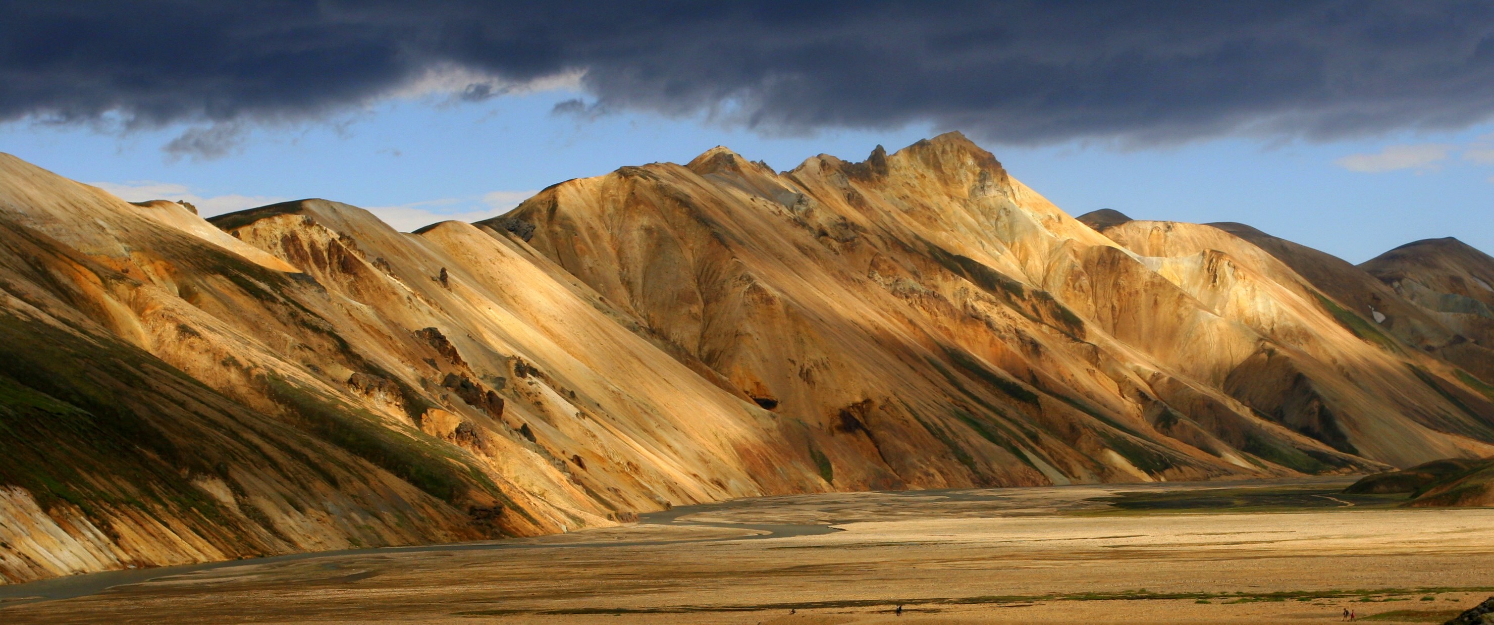 Explore the Highlands and experience some of South Iceland’s most dramatic scenery. 