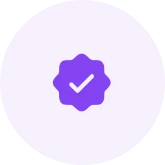 Ícono de insignia violeta con marca de verificación blanca en el centro sobre fondo circular lila claro.
