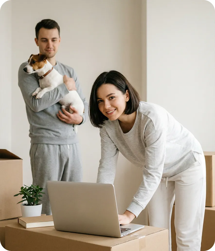 Hombre mayor con camisa a cuadros usando una computadora portátil en un campo verde de trigo.