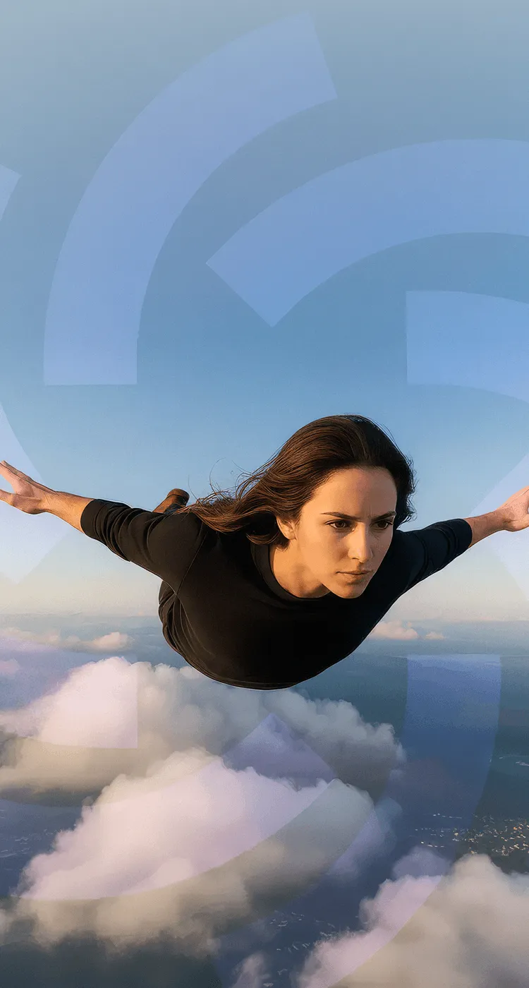 Mujer con camiseta negra en posición de vuelo sobre nubes y cielo azul claro.