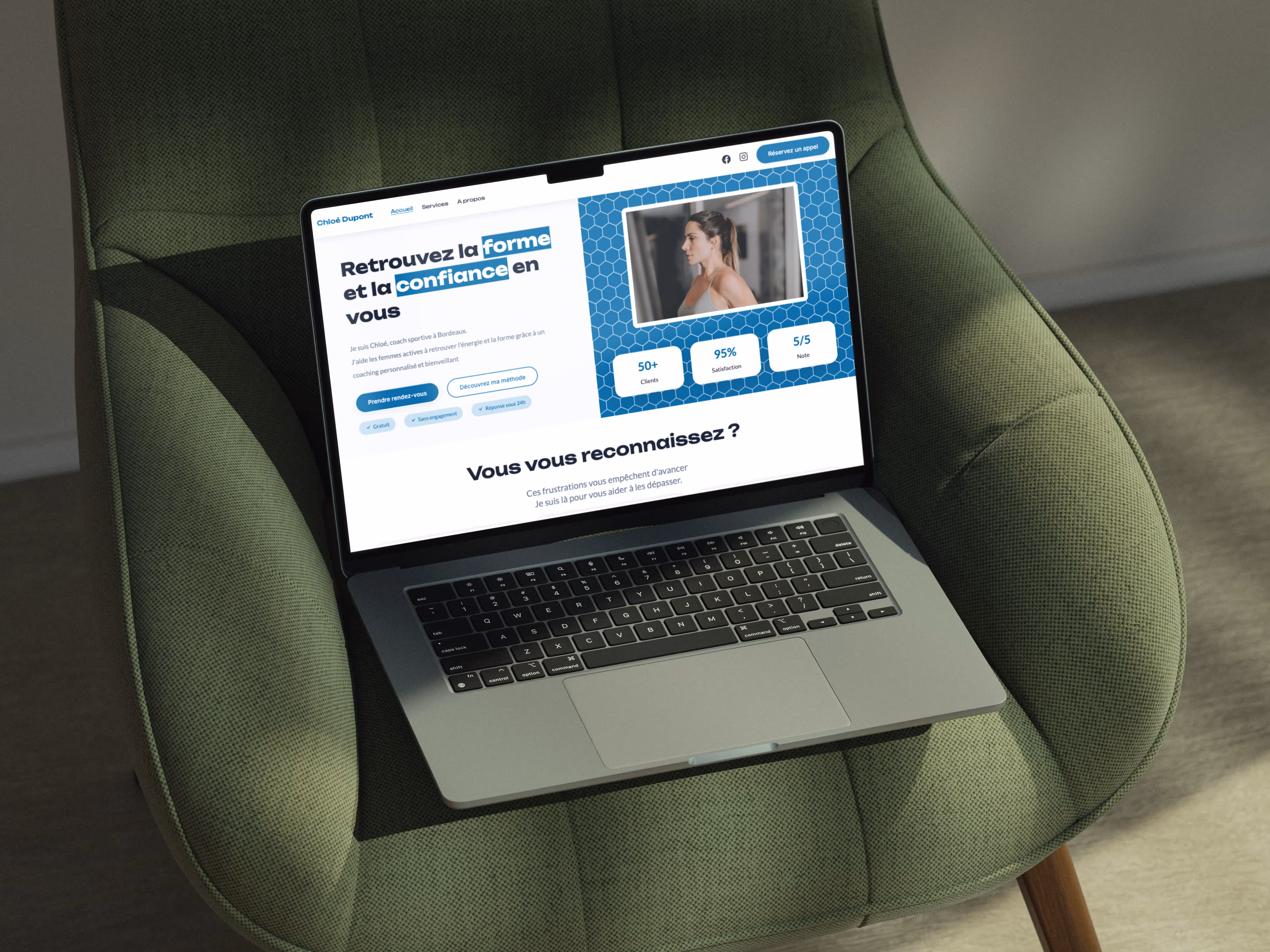 Mise en scène d'un ordinateur portable posé sur un fauteuil, affichant la page d'accueil du site coach