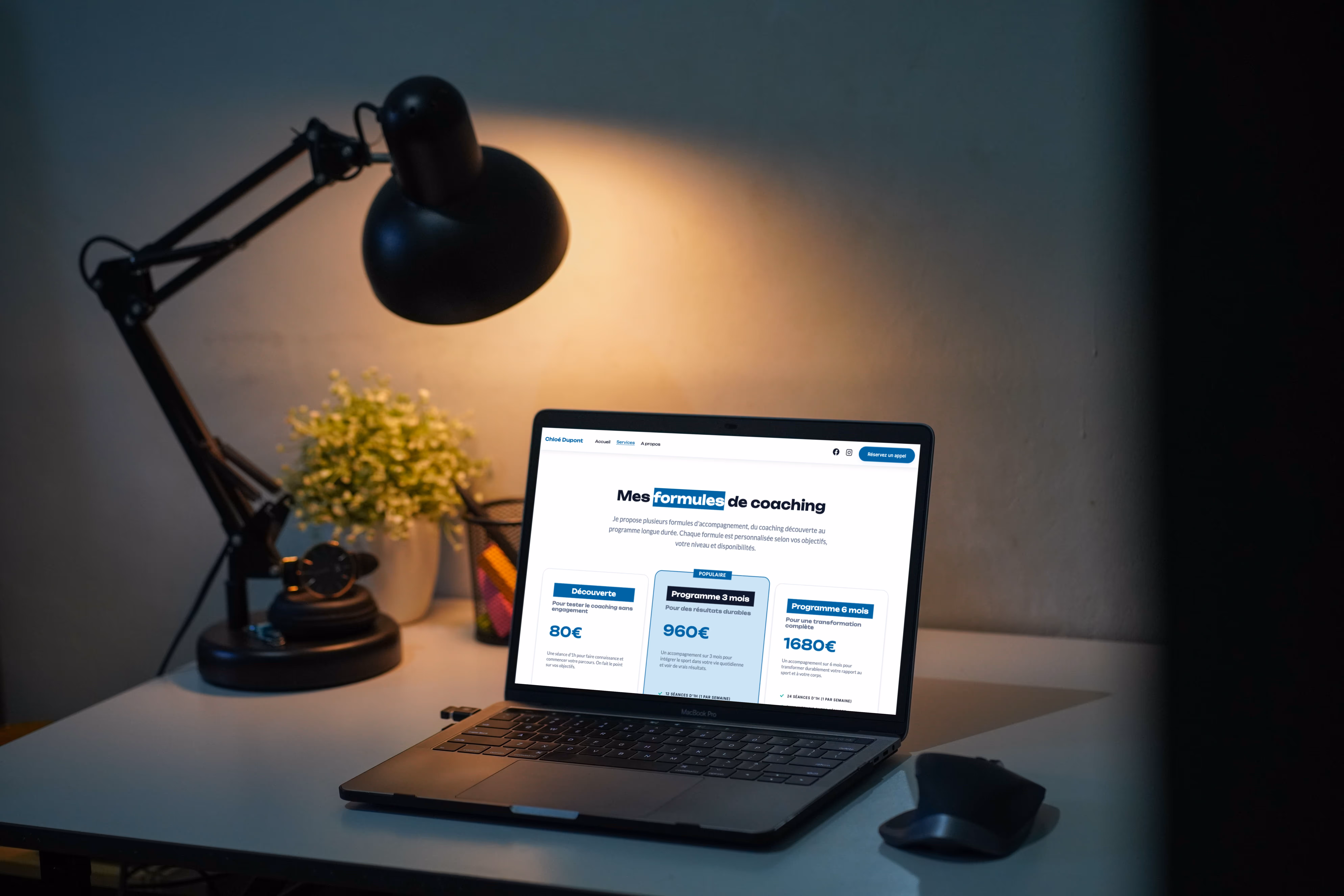 Mise en scène d'un ordinateur portable posé sur un bureau, affichant la page "mes formules de coaching" du site coach