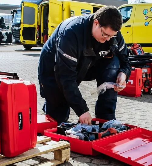 Eckel Mitarbeiter beugt sich über einen geöffneten Werkzeugkoffer