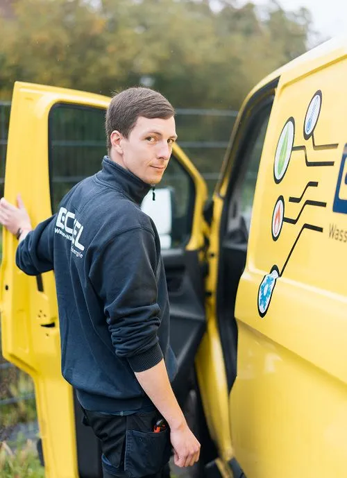 Eckel Mitarbeiter steht an geöffneter Fahrertür