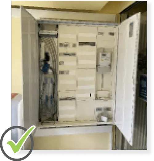 Geöffneter Elektroschrank mit sichtbarer Verkabelung.