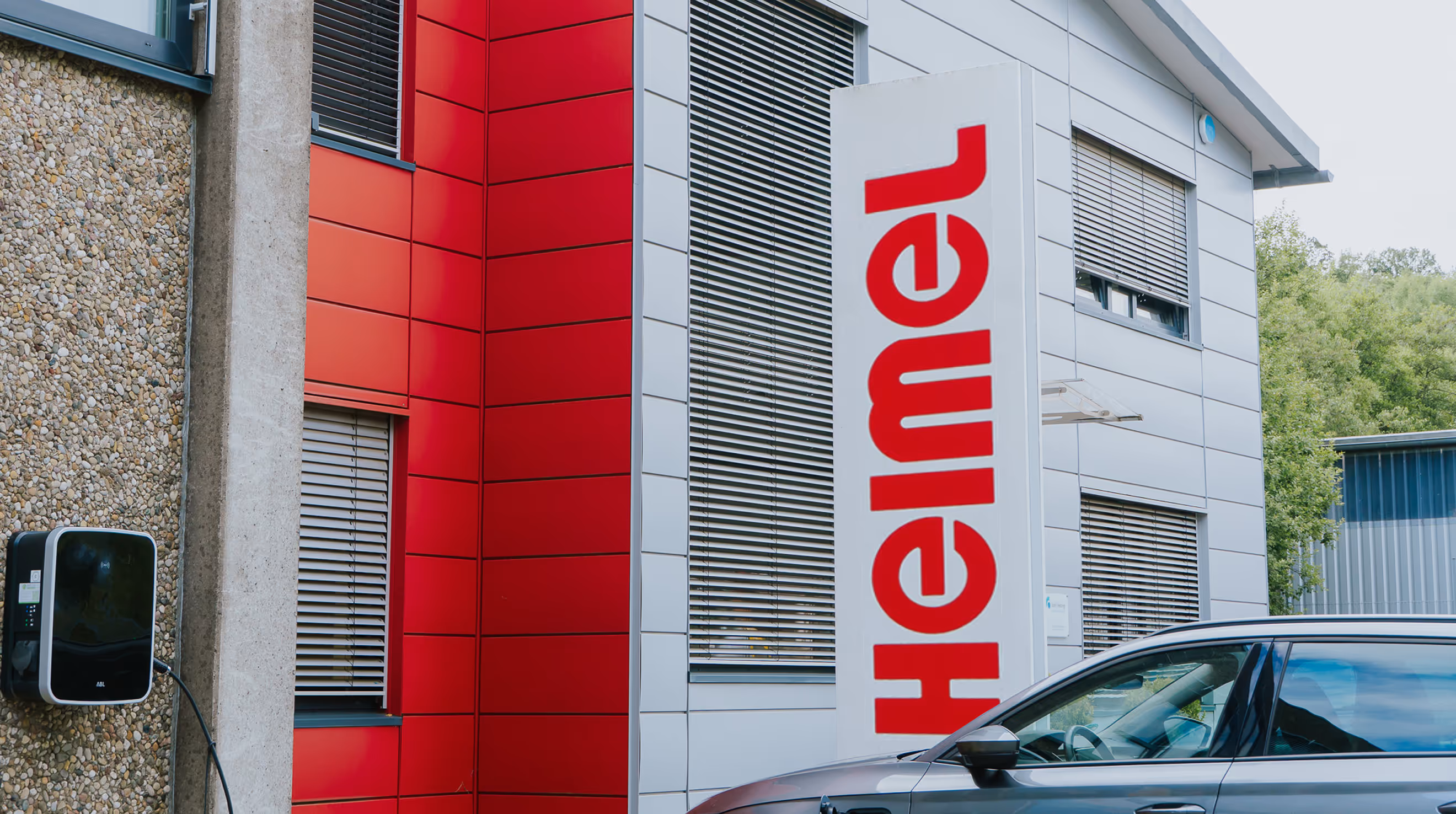 Außenaufnahme Heimel Firmengebäude mit Firmenschild