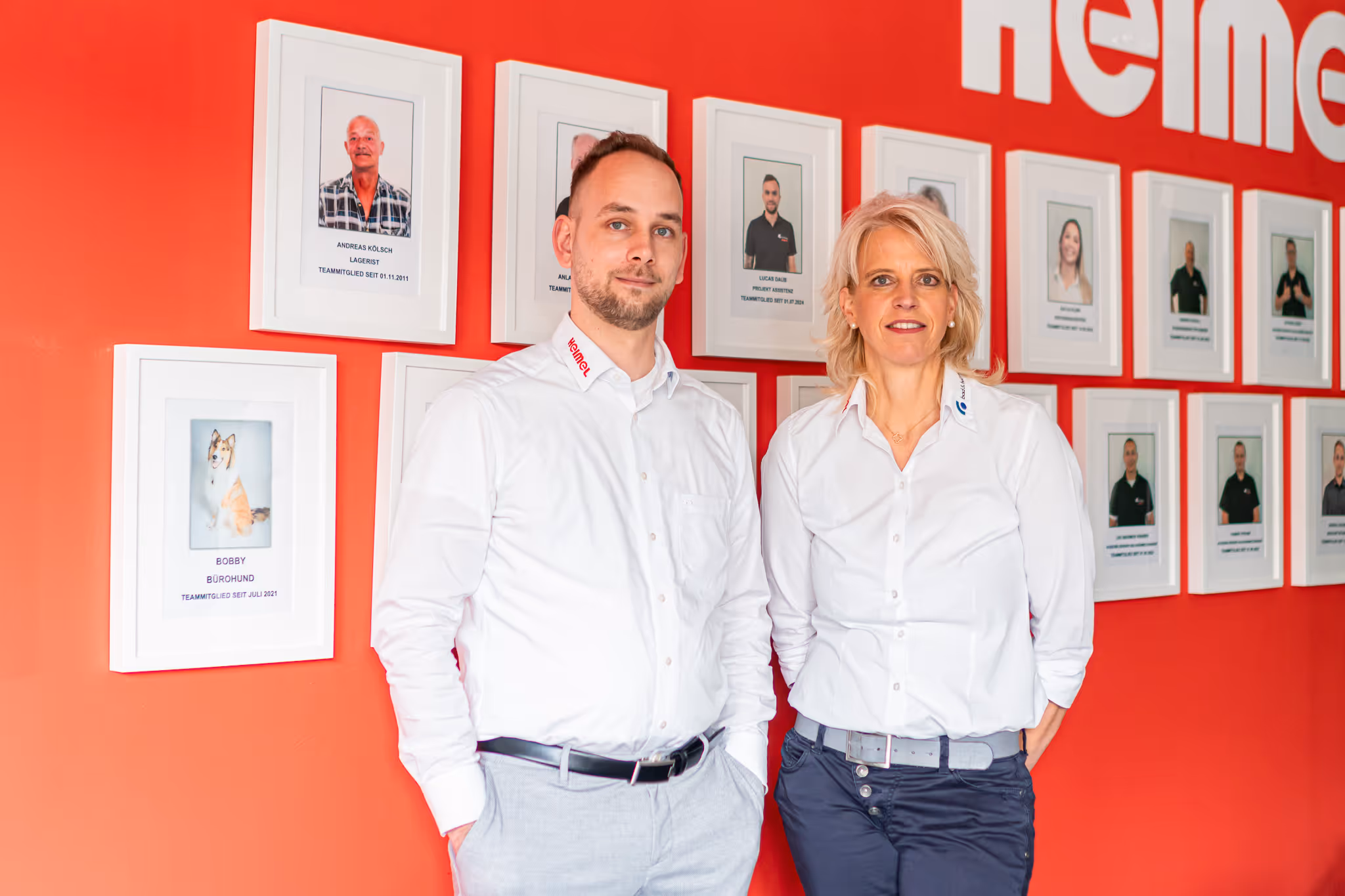 Dennis Leyener und Sandra Schipplock vor roter Heimel Wand