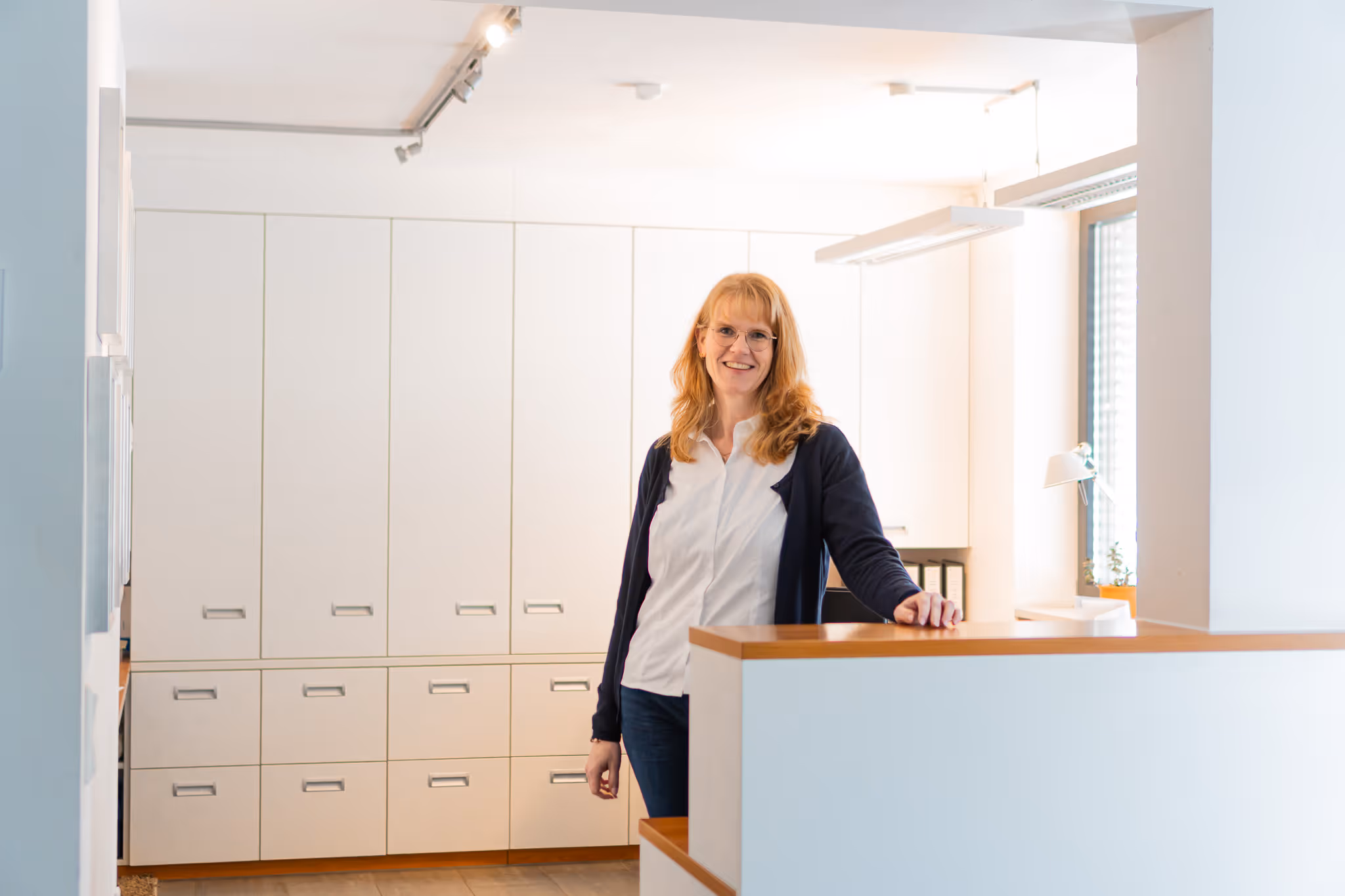 Heimel Mitarbeiterin am Empfangstresen