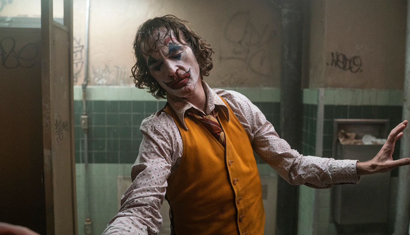 Joker (2019) bathroom scene - Joaquin Phoenix dancing alone. Warner Bros. Pictures.