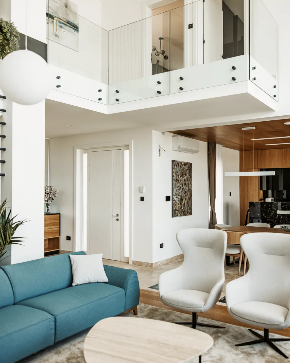 Sigurnosna vrata ulaza u dnevnu sobu sa modernim dizajnom i zaštitom