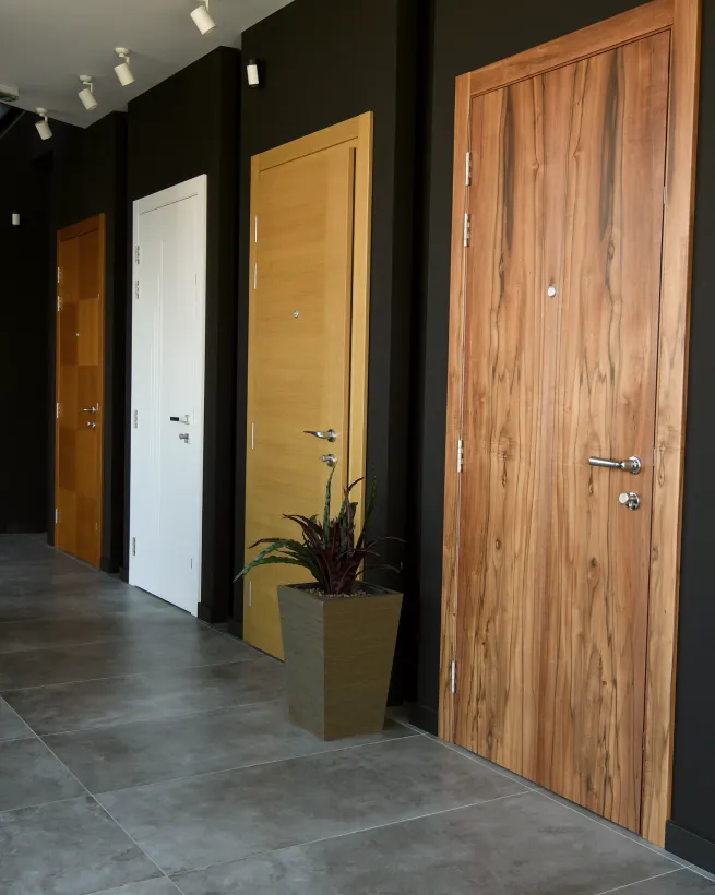 Braon sigurnosna vrata sa ojačanom konstrukcijom i metalnim detaljem