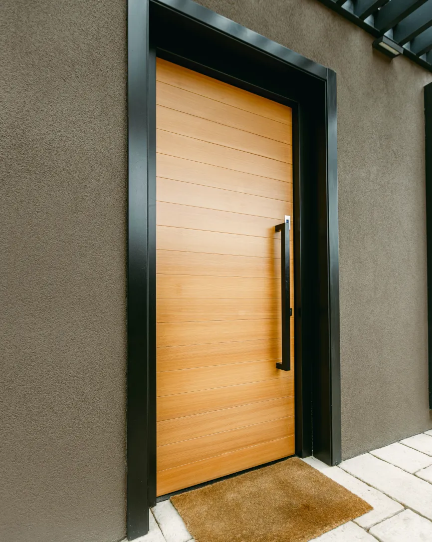 Braon sigurnosna vrata sa ojačanim okvirima i metalnom zaštitom