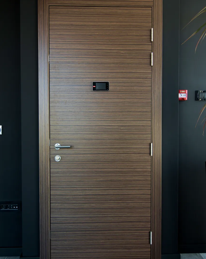 Sigurnosna vrata sa pouzdanom zaštitom i sigurnosnim mehanizmom