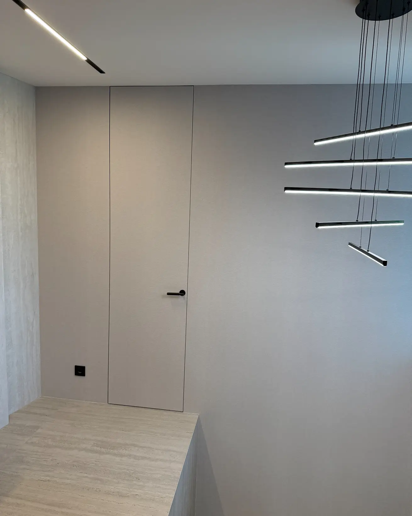 Skrivena bela vrata sa modernim dizajnom - diskretni prolaz u belom