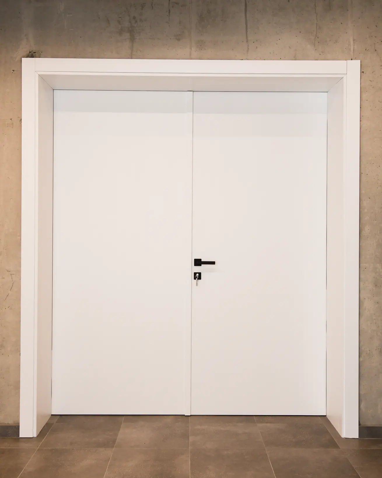 Bela dvokrilna ulazna vrata sa modernim dizajnom i sigurnosnim bravama