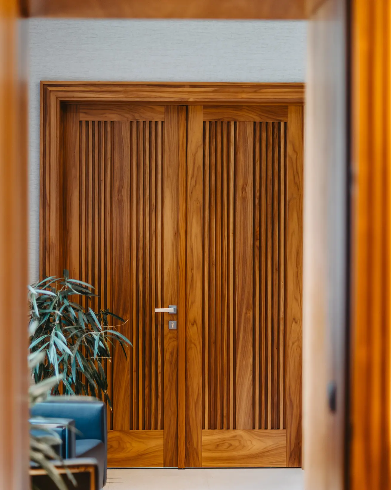 DVOKRILNA VRATA - BRAON FILENAME: dvokrilna-ulazna-vrata-braon-furnir.webp ALT TEKST: Braon dvokrilna ulazna vrata sa furnirom i sigurnosnim bravama