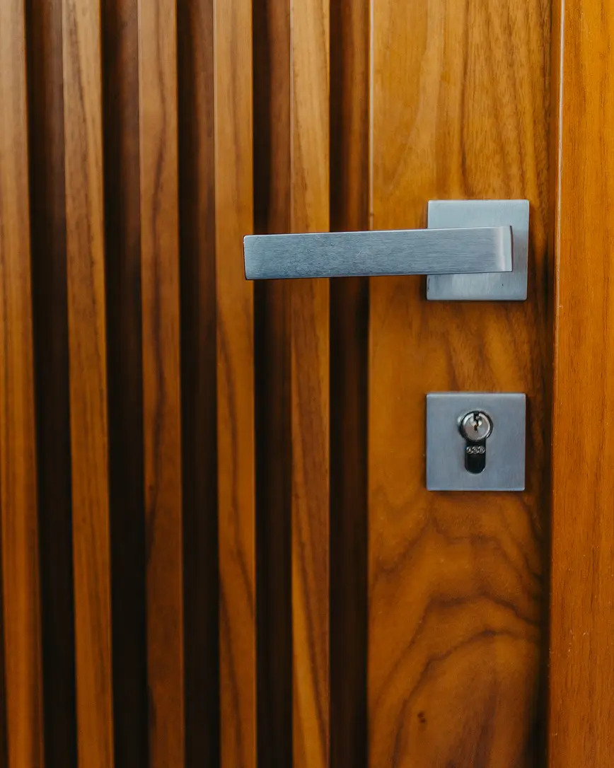 Staklena dvokrilna vrata sa kaljenim sigurnosnim staklom i aluminijumskim ramom