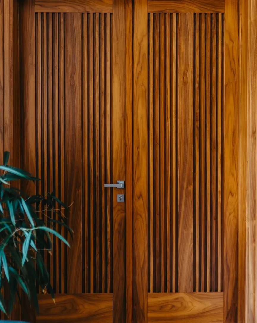 Sigurnosna brava - detalj na dvokrilnim vratima sa visokofunkcionalni mehanizam