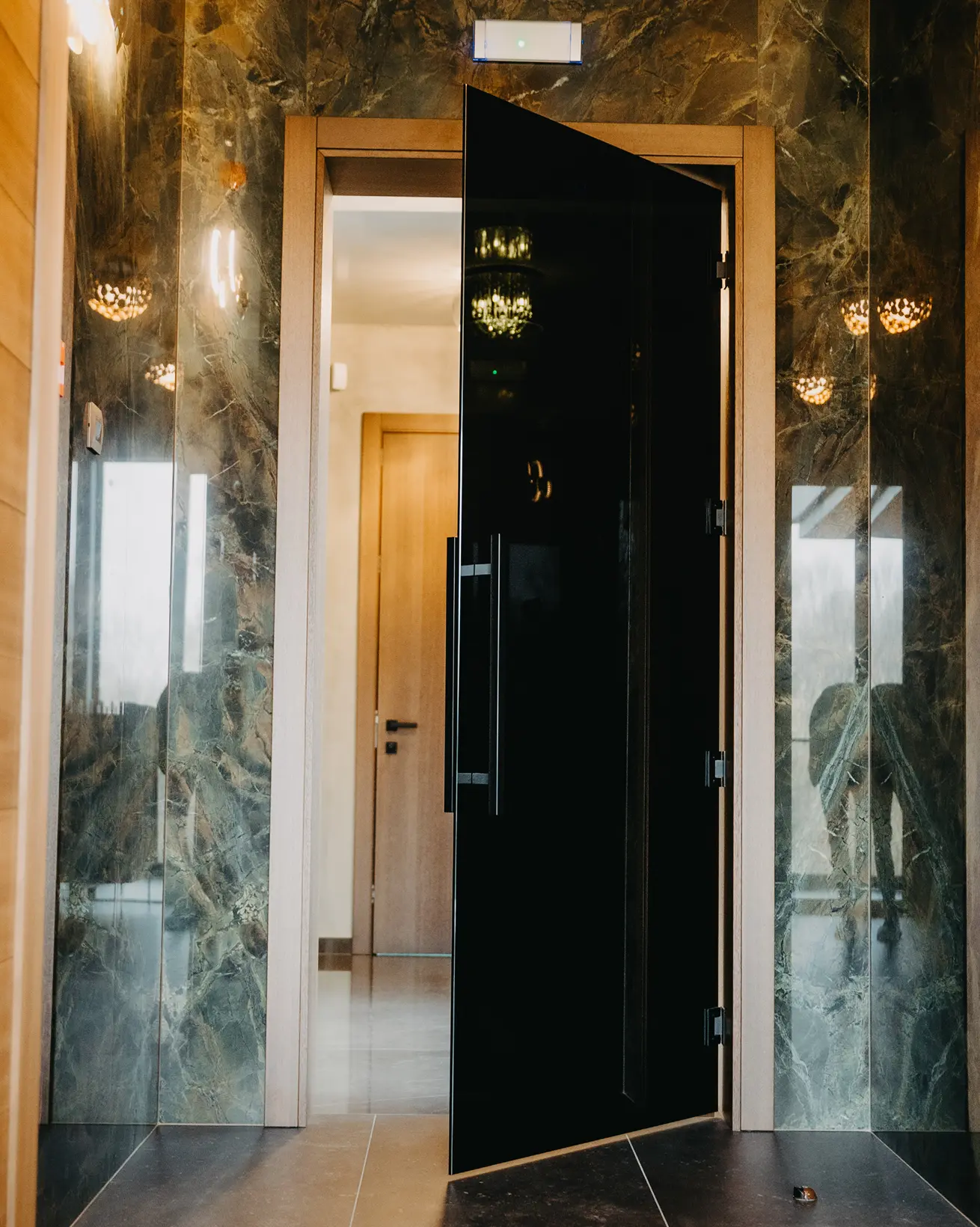 Vlagootporna vrata za spa sa MDF konstrukcijom i inox okovima