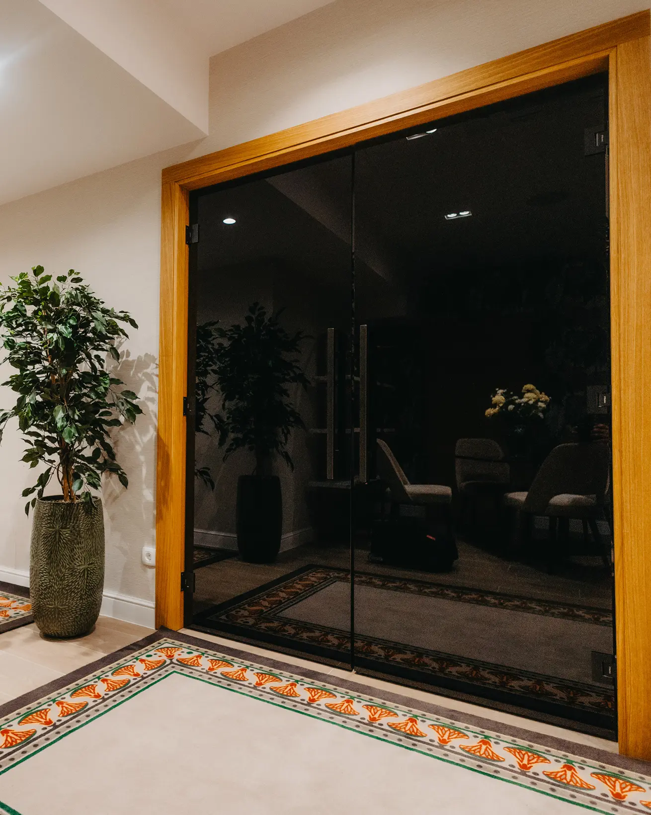 Savršeno! 🧖 VRATA ZA SPA CENTRE - 1 FILENAME: spa-vrata-staklena-moderna.webp ALT TEKST: Staklena vrata za spa centar sa modernim dizajnom i transparentnoscu