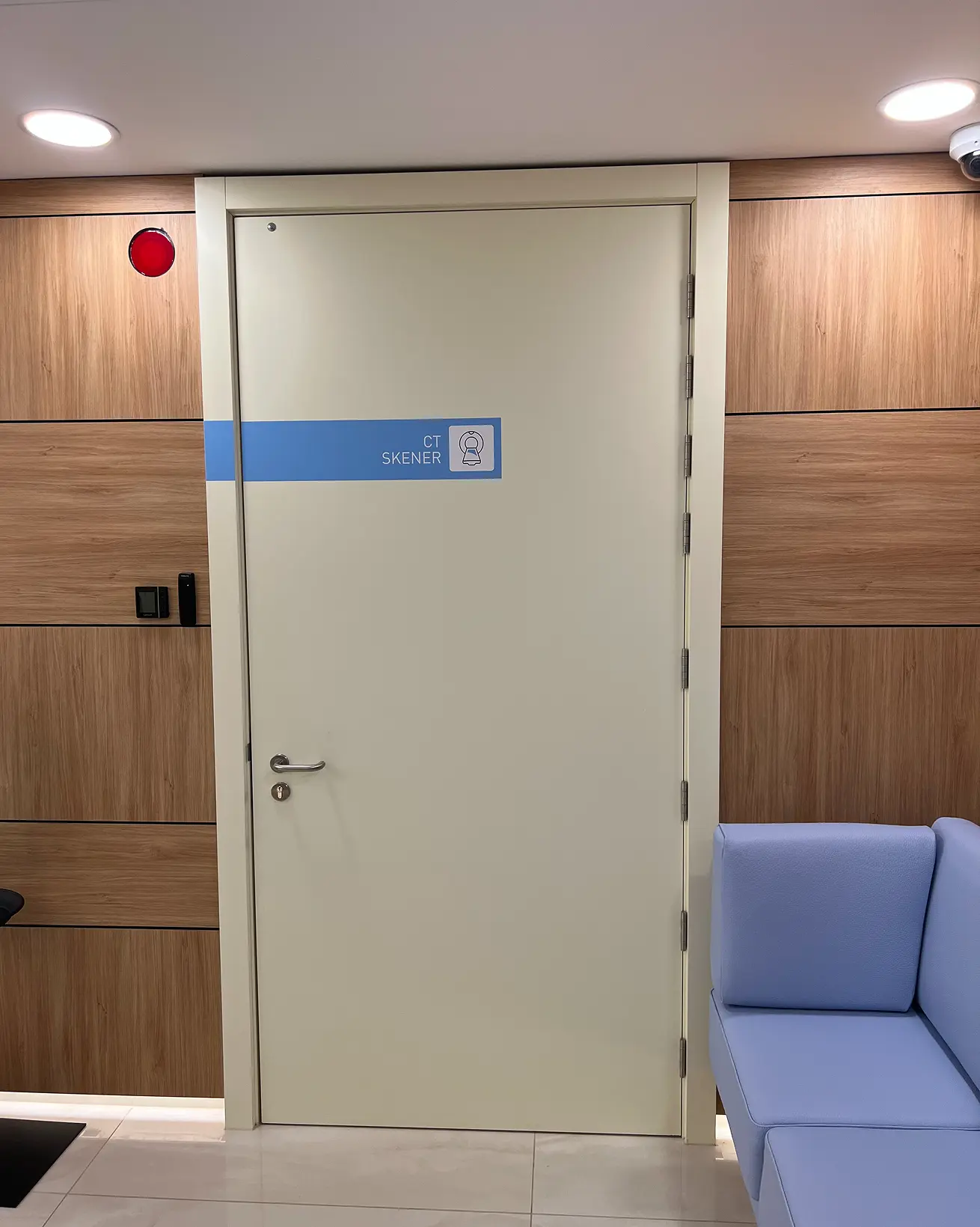 Bela rentgen vrata sa olovnom ispunom za zaštitu od X-zračenja