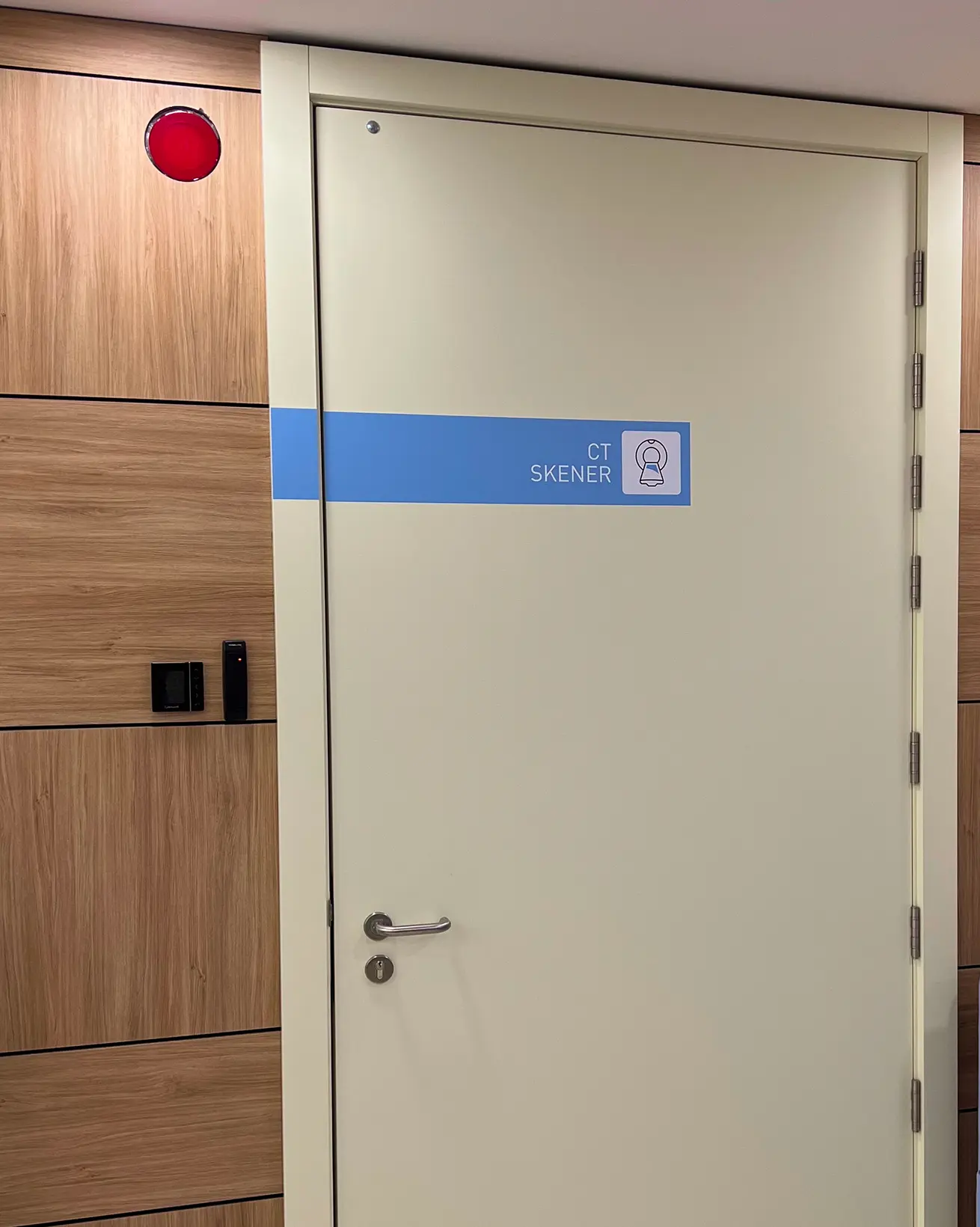 Bela rentgen vrata u medicinskoj ordinaciji sa zaštitom od X-zraka