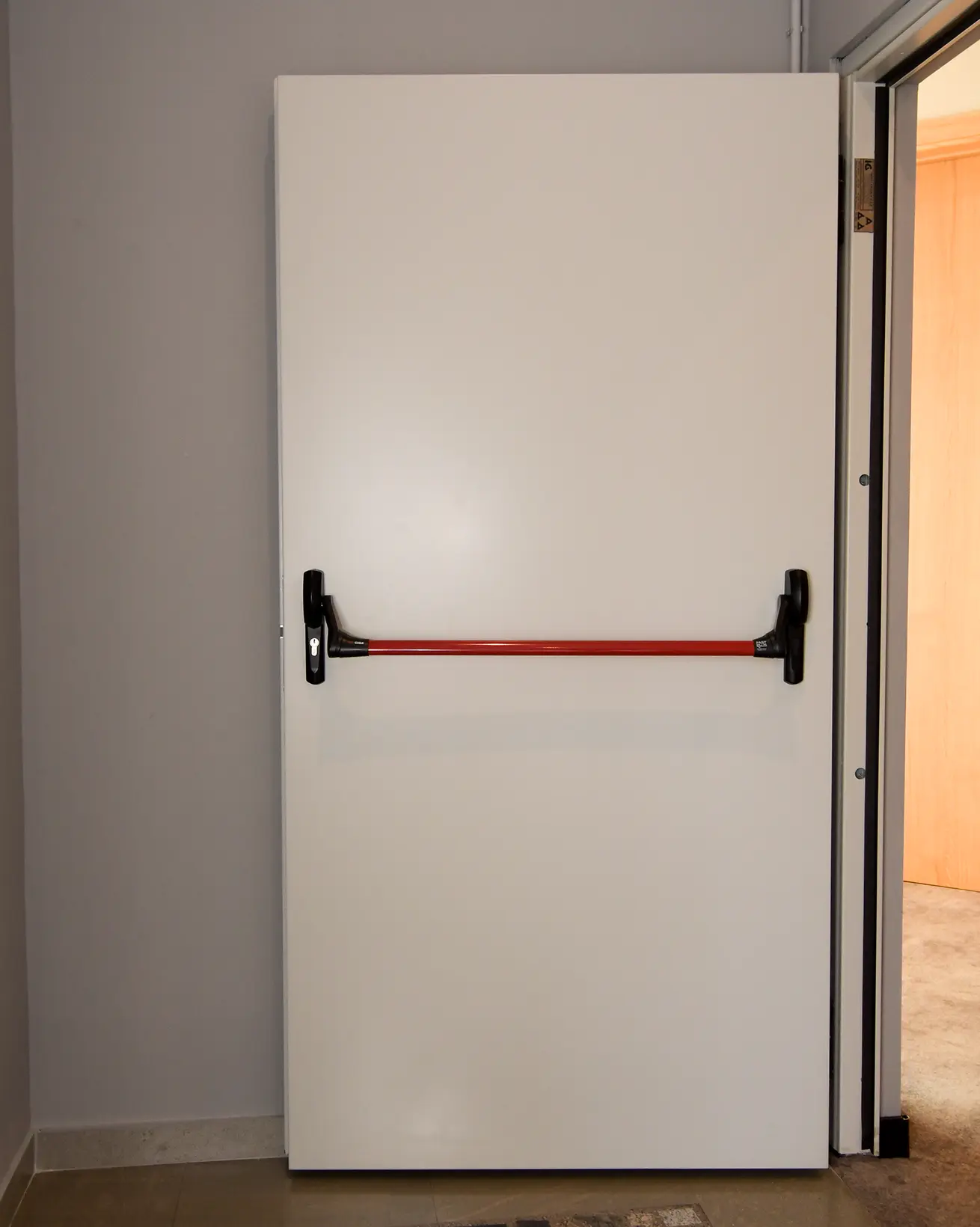 PROTIVPOŽARNA VRATA - BELA 1 FILENAME: protivpozarna-vrata-bela-metalno-ojacanje.webp ALT TEKST: Bela protivpožarna vrata sa metalnim ojačanjem za zaštitu od požara