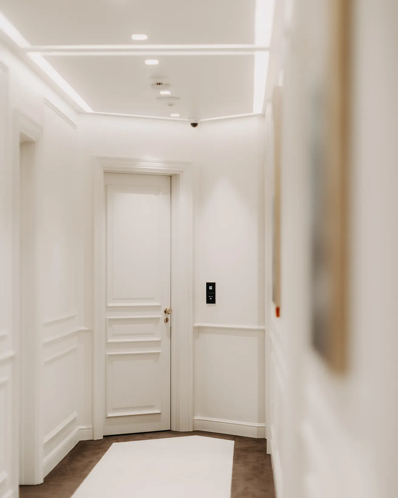 Bela hotelska vrata sa zvučnom izolacijom i sigurnosnim bravama