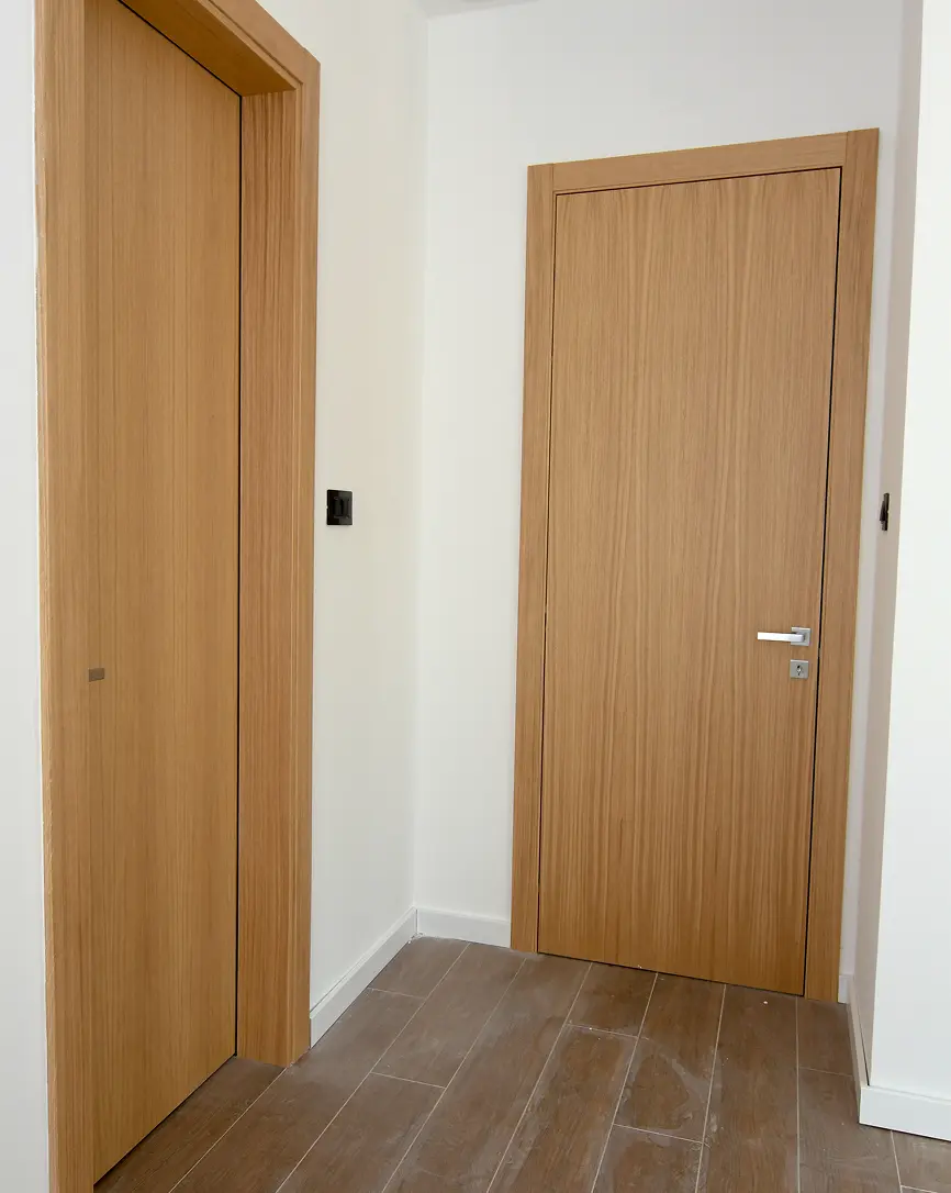 Moderna braon furnirana sobna vrata sa minimalističkim okvirima