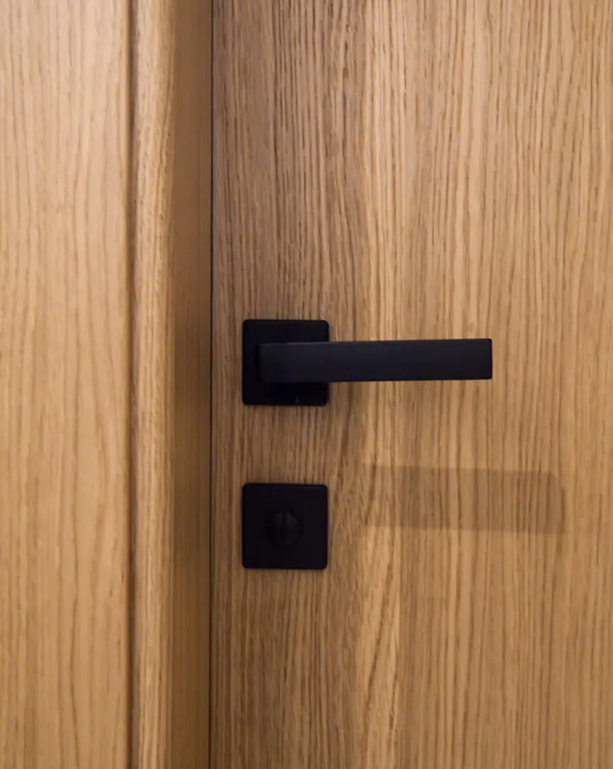 Kvalitetna brava na furniiranim vratima - detalj mehanizma