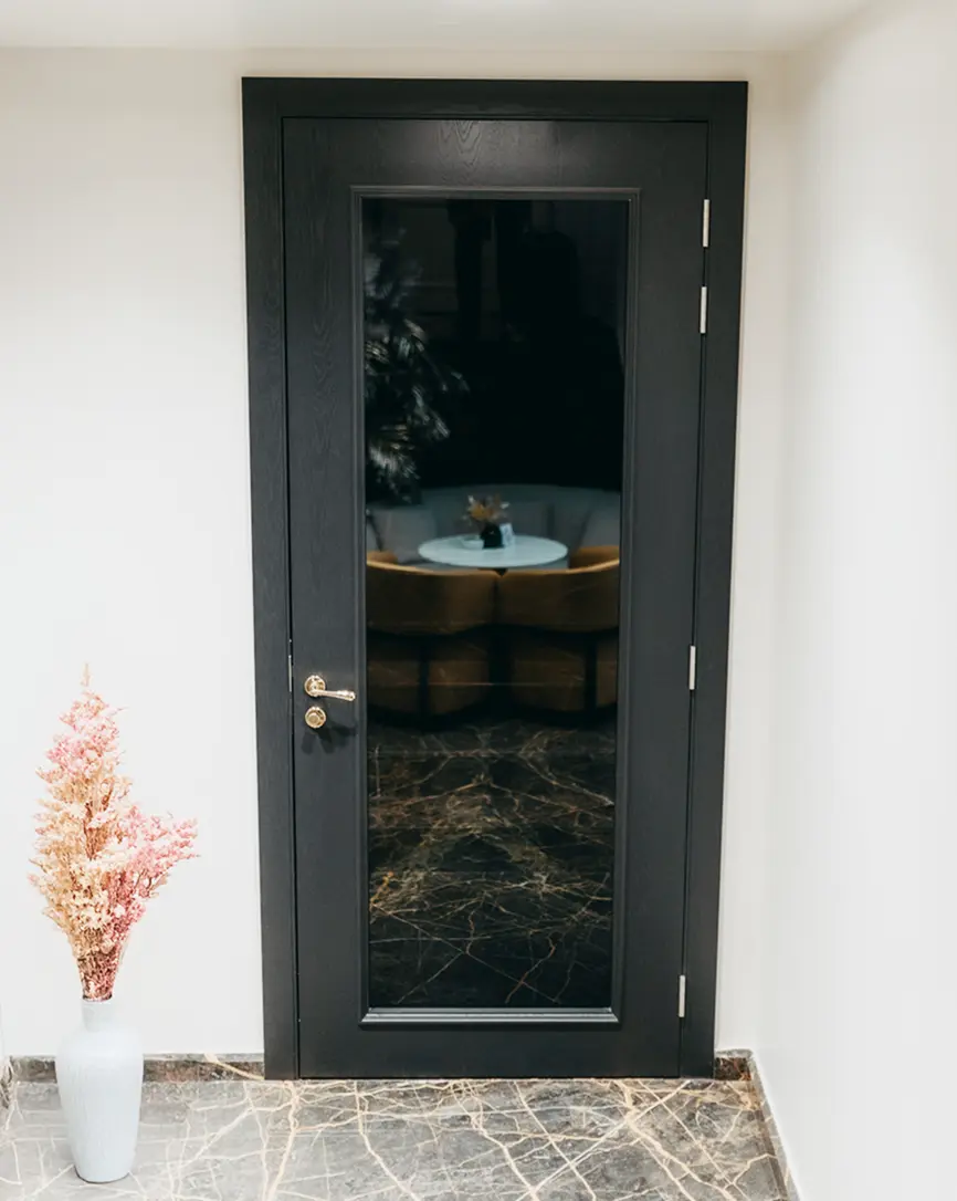 Crna staklena jednokrilna vrata sa kaljenim staklom i minimalističkim ramom