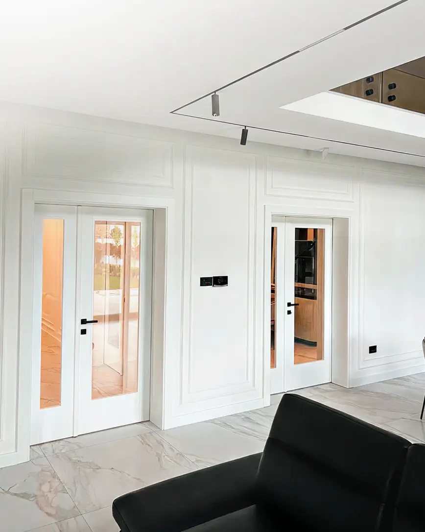 Bela staklena jednokrilna vrata sa kaljenim staklom i aluminijumskim ramom