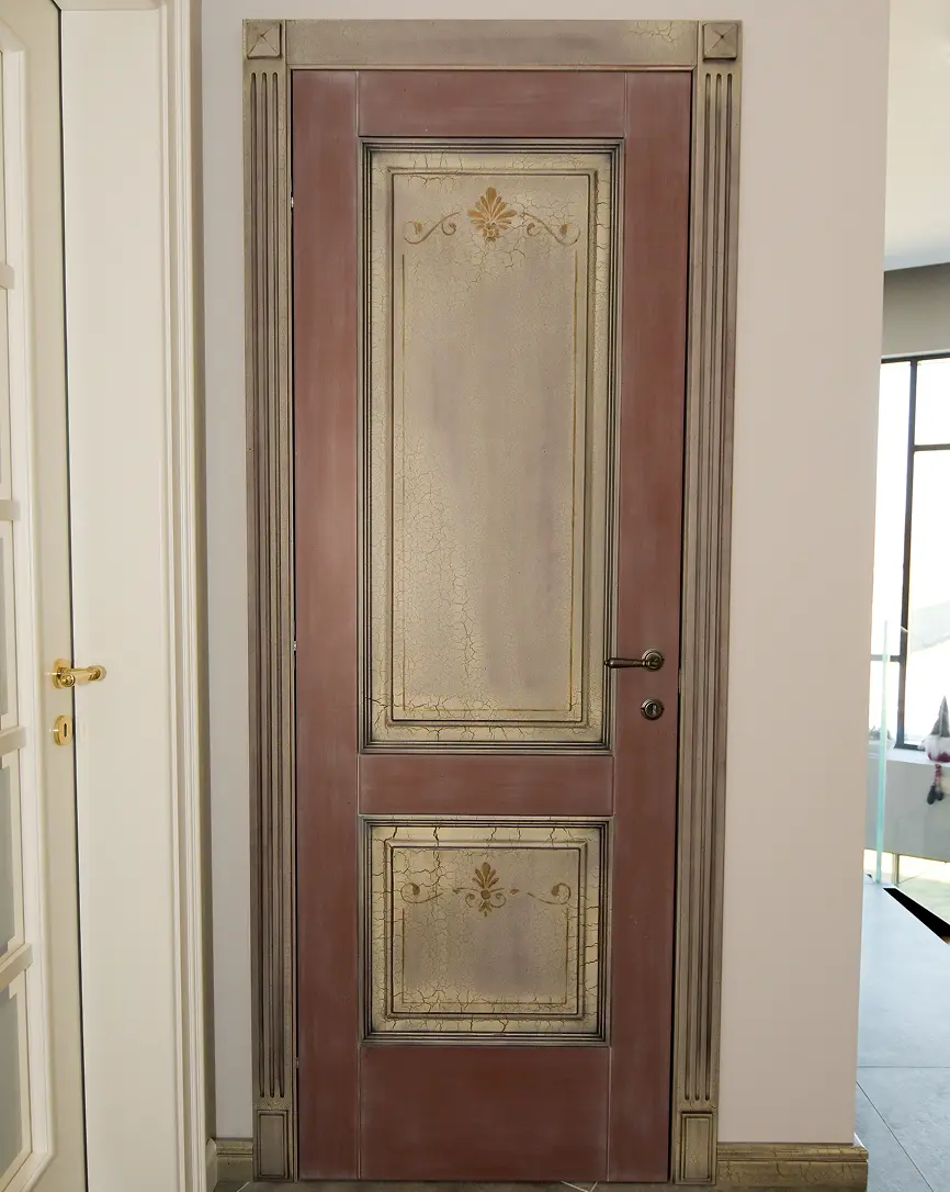 Svetlo-tamna braon starinska vrata sa dekoratavnim detaljima i klasičnim okovima