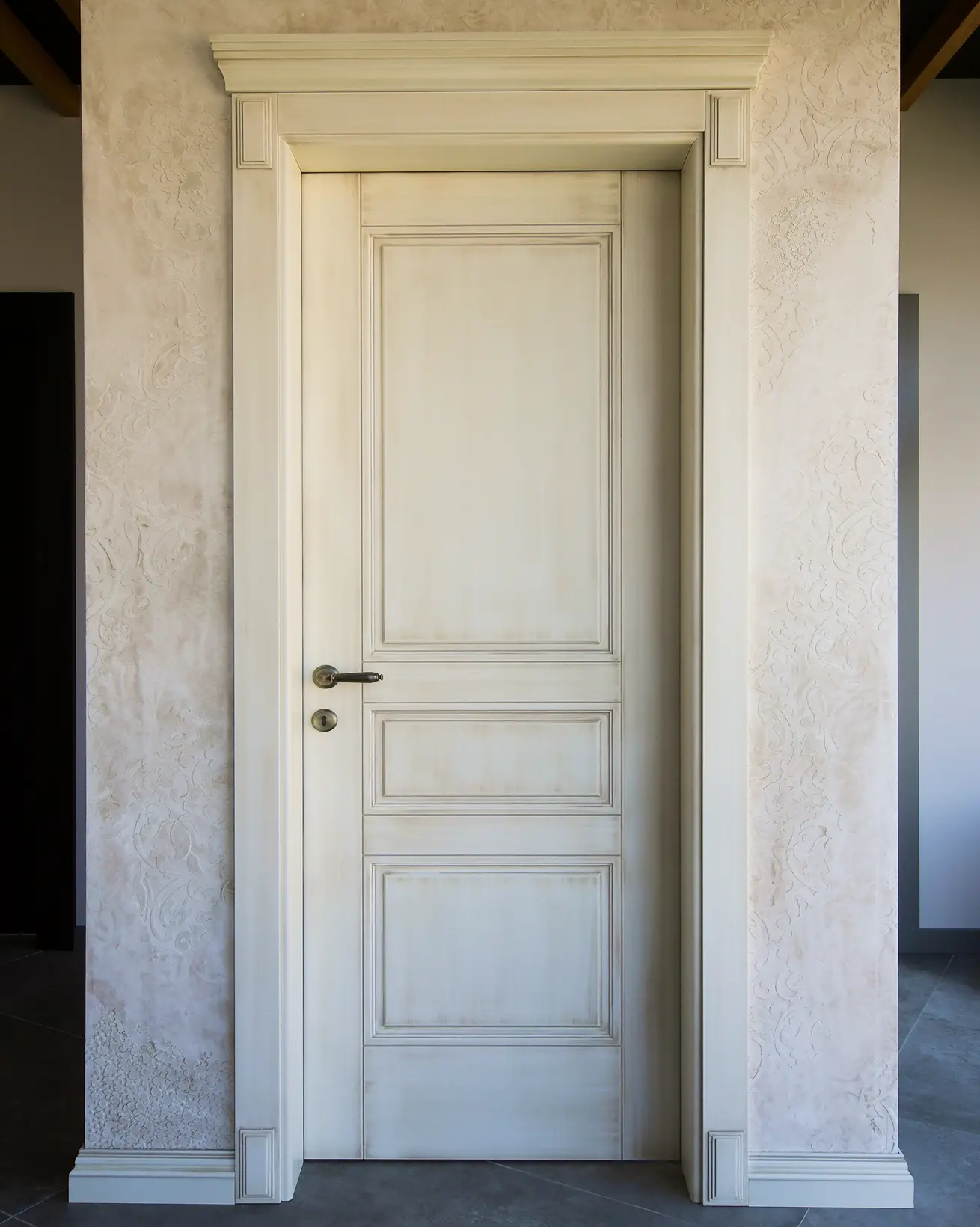 Bela starinska vrata sa ručno rezbarenim detaljima i vintage stilom