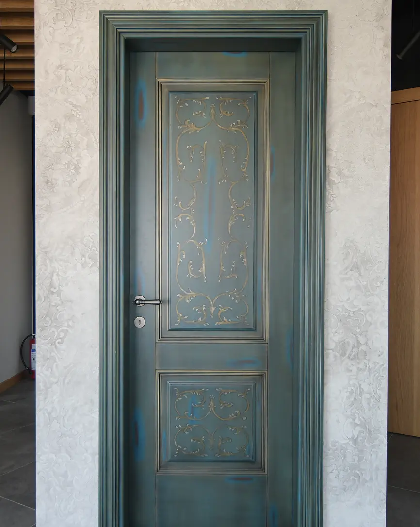 Zelena starinska vrata sa vintage šarmom i ručno rezbarenim detaljima