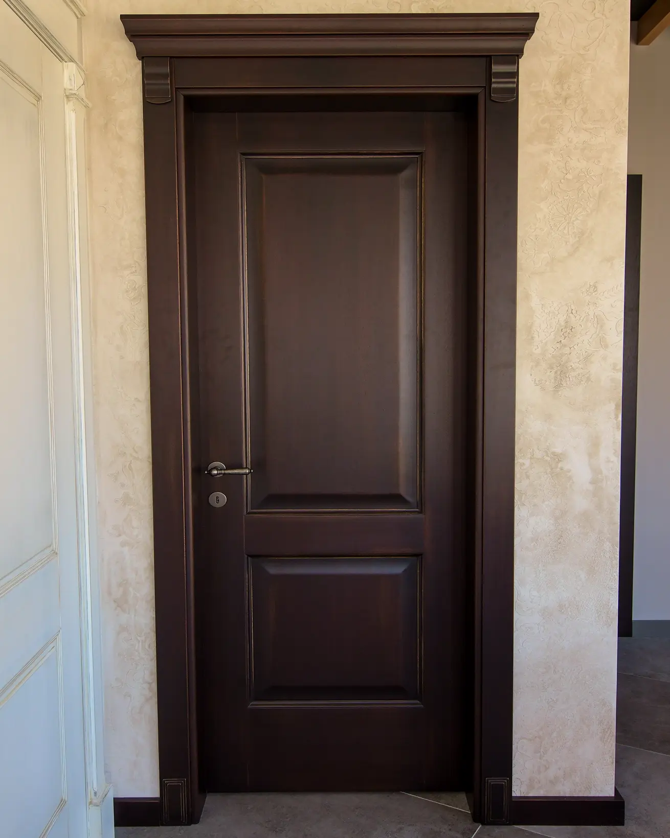 Tamna braon starinska vrata sa klasičnim stilom i ručnim rezbarenjima