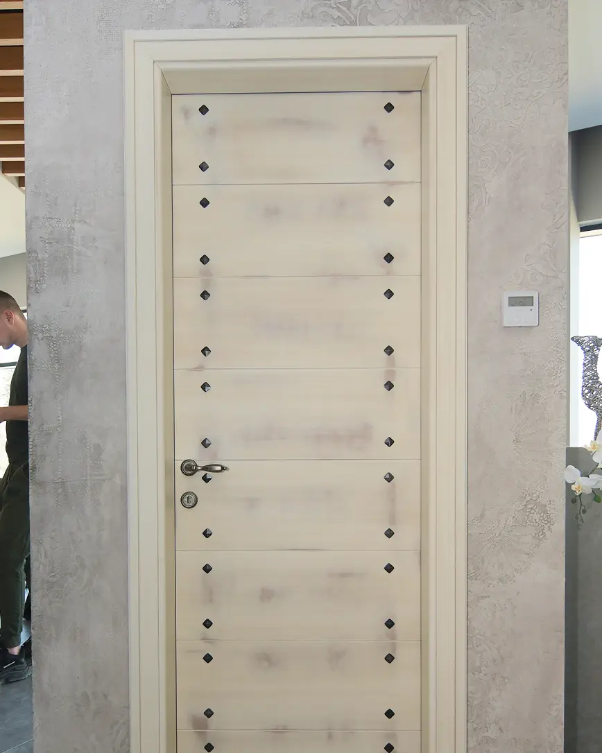 Bela starinska vrata sa dekorativnim tačkama i vintage stilom